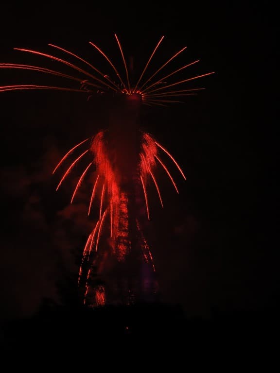 La tour Eiffel s'embrase !