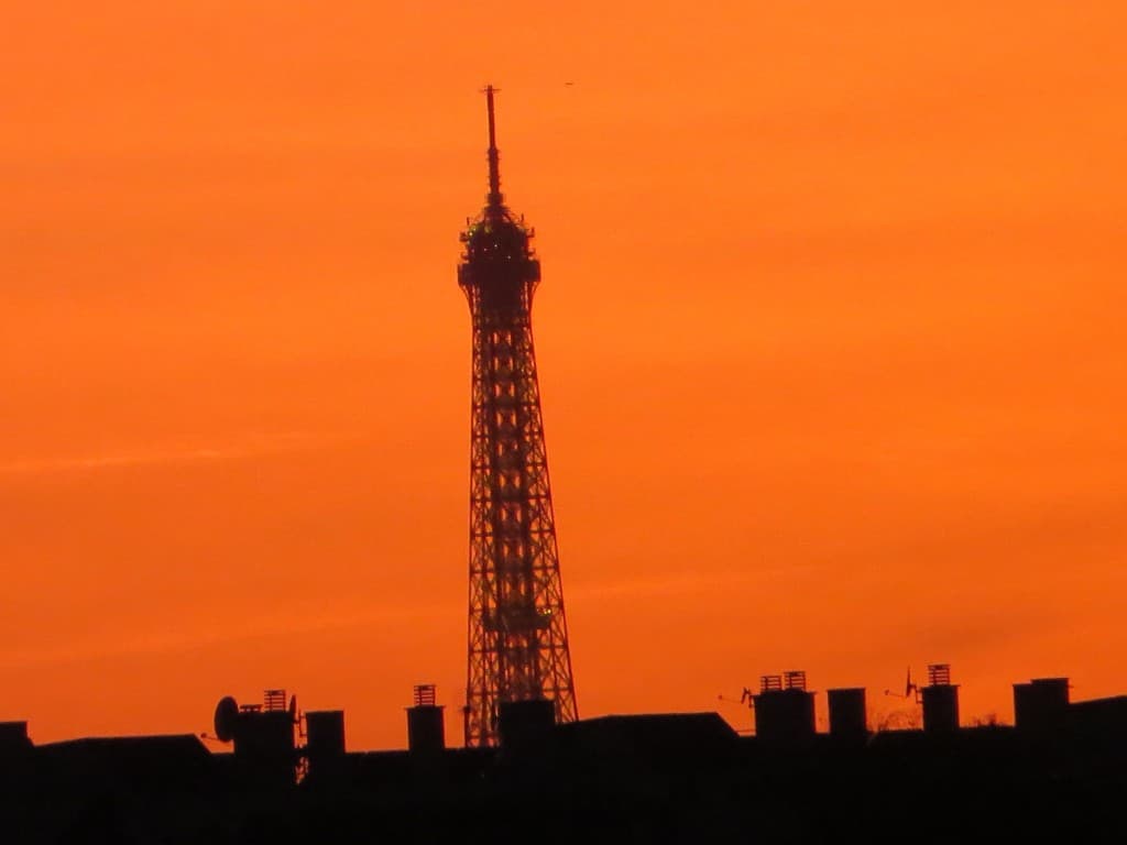 la tour Eiffel voit rouge