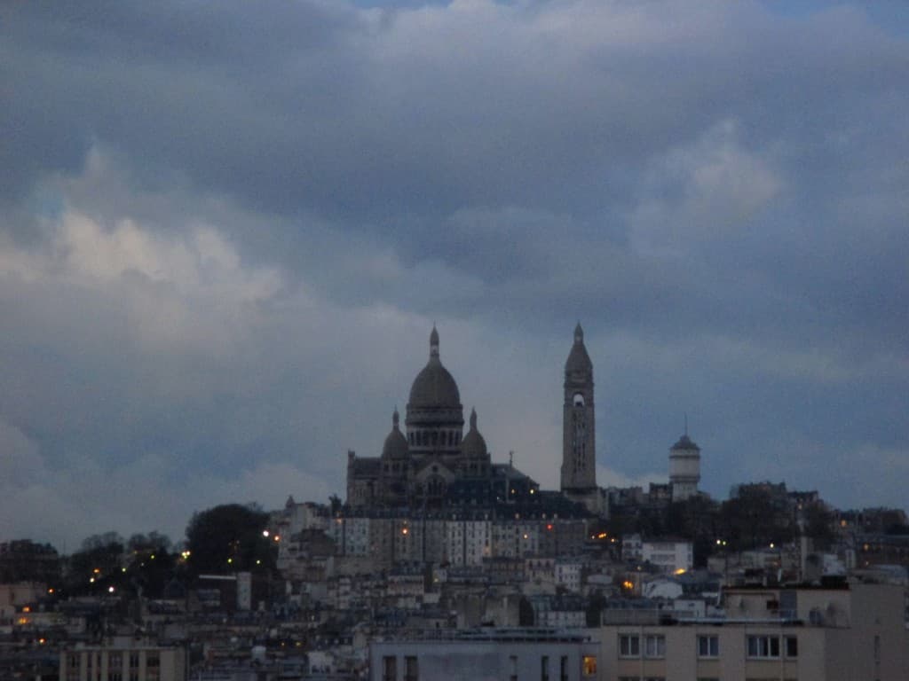 Le Sacré-Coeur dans le matin bleu
