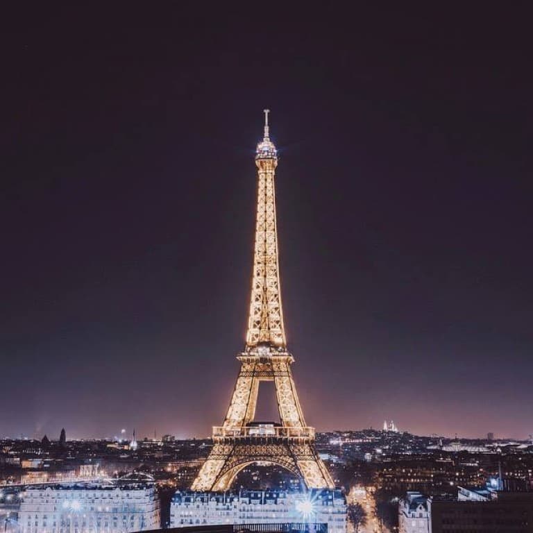 Madame Eifel illuminée !