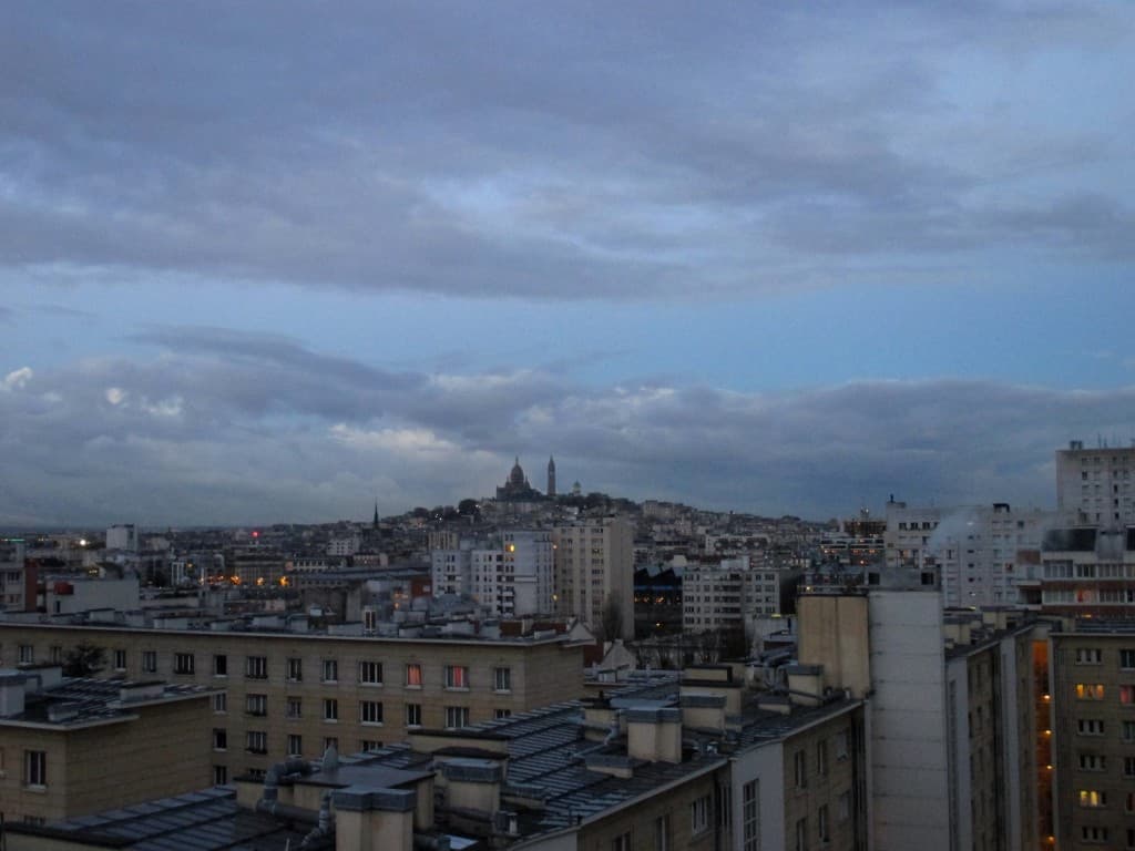 Montmartre dans le matin bleu