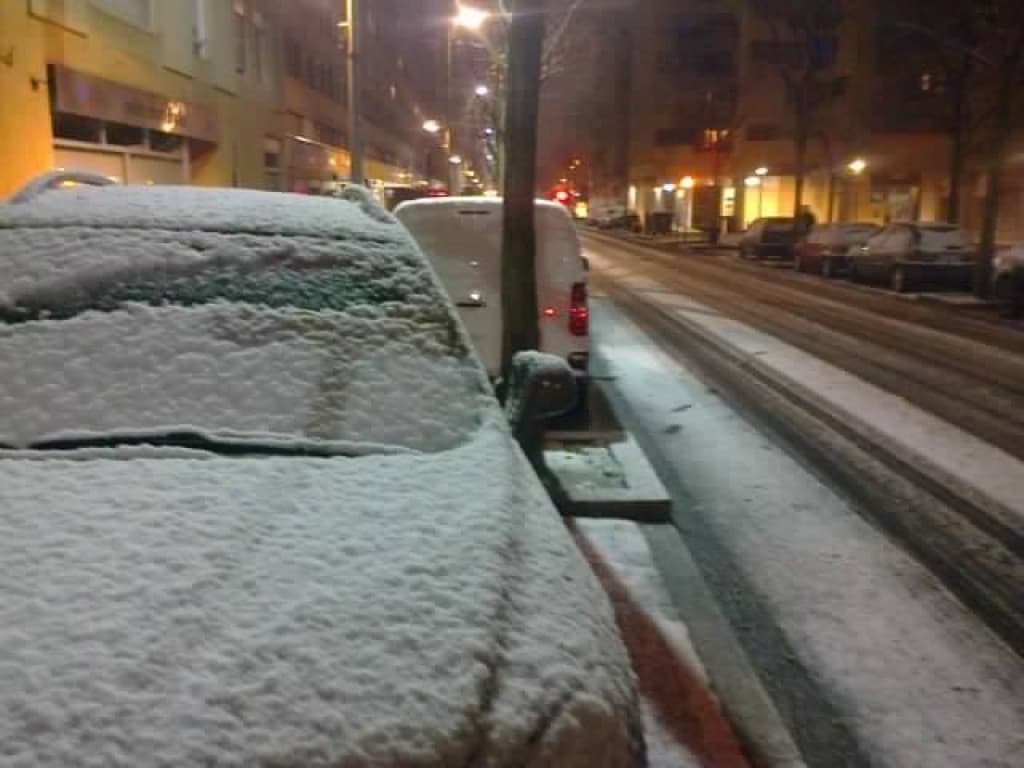 neige tenant sur la route
