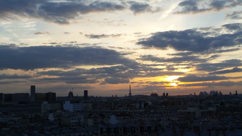Paris s'endort dans un lit de nuages 