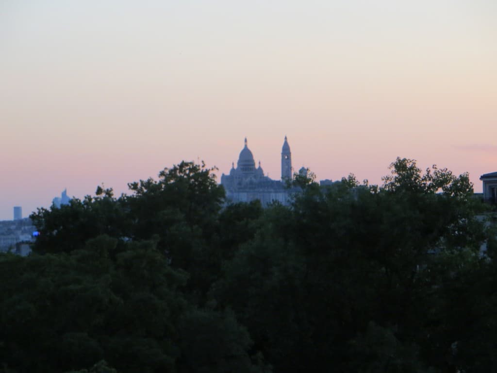 sacre coeur au fond