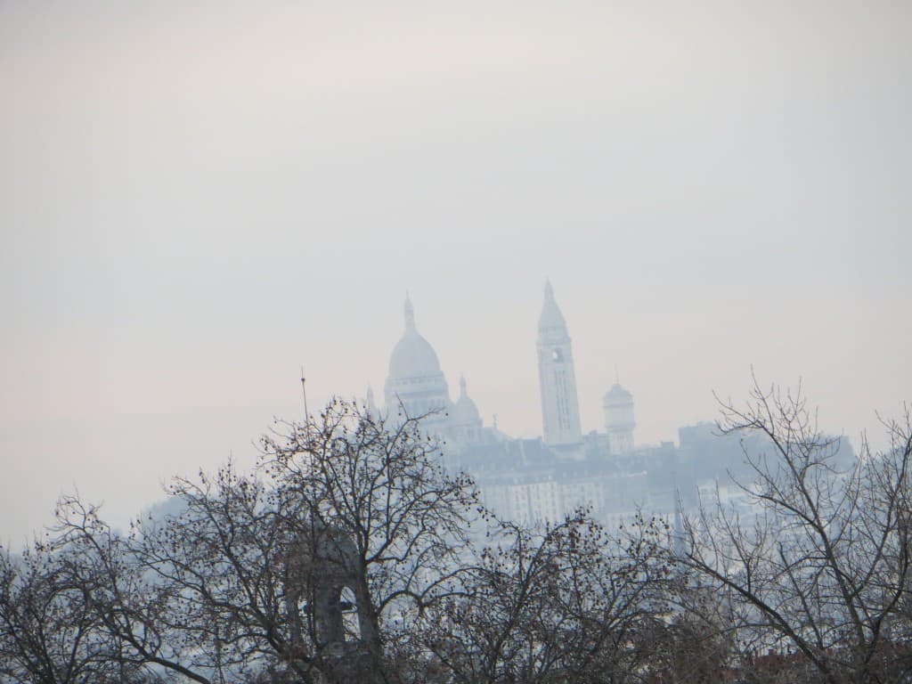 sacre coeur dans le brouillard