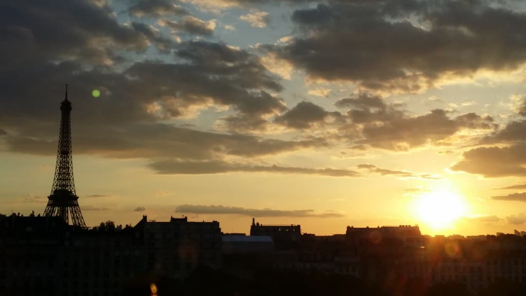 soleil couchant sur tour eiffel