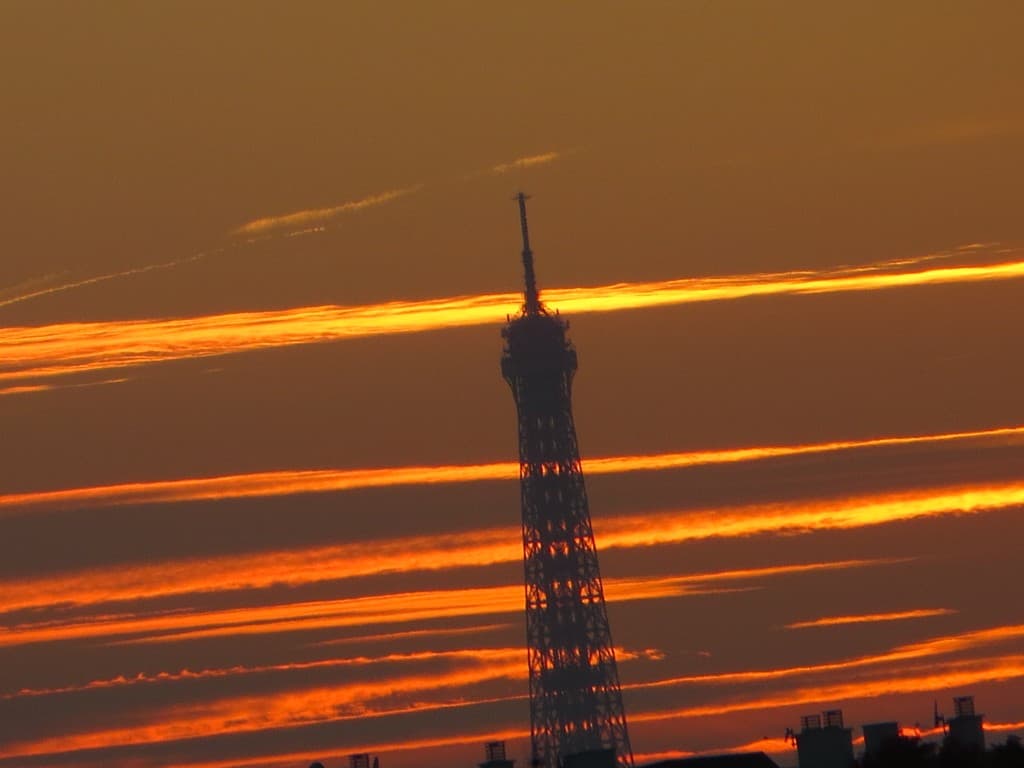 tour Eiffel encerclée par les nuages