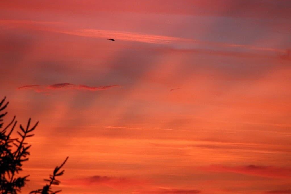 Un hélicoptère dans le ciel de feu