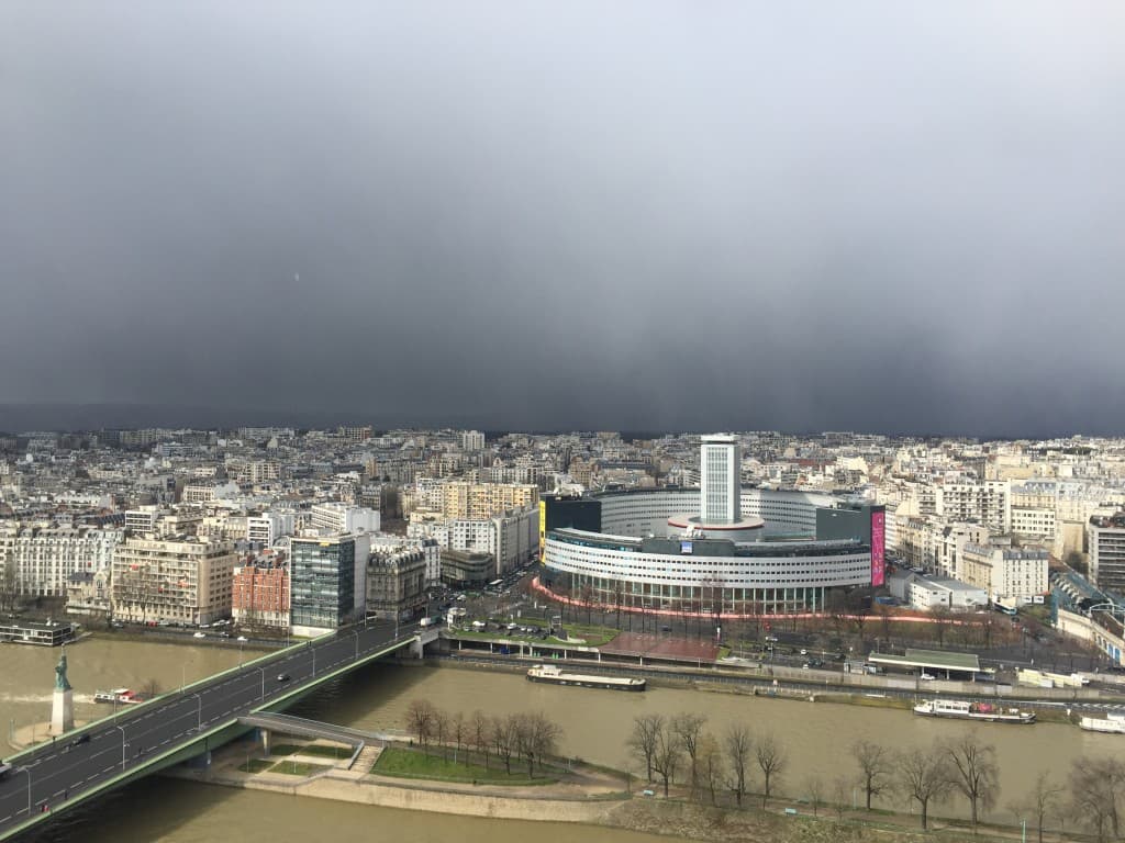Belle giboulée sur La Défense 