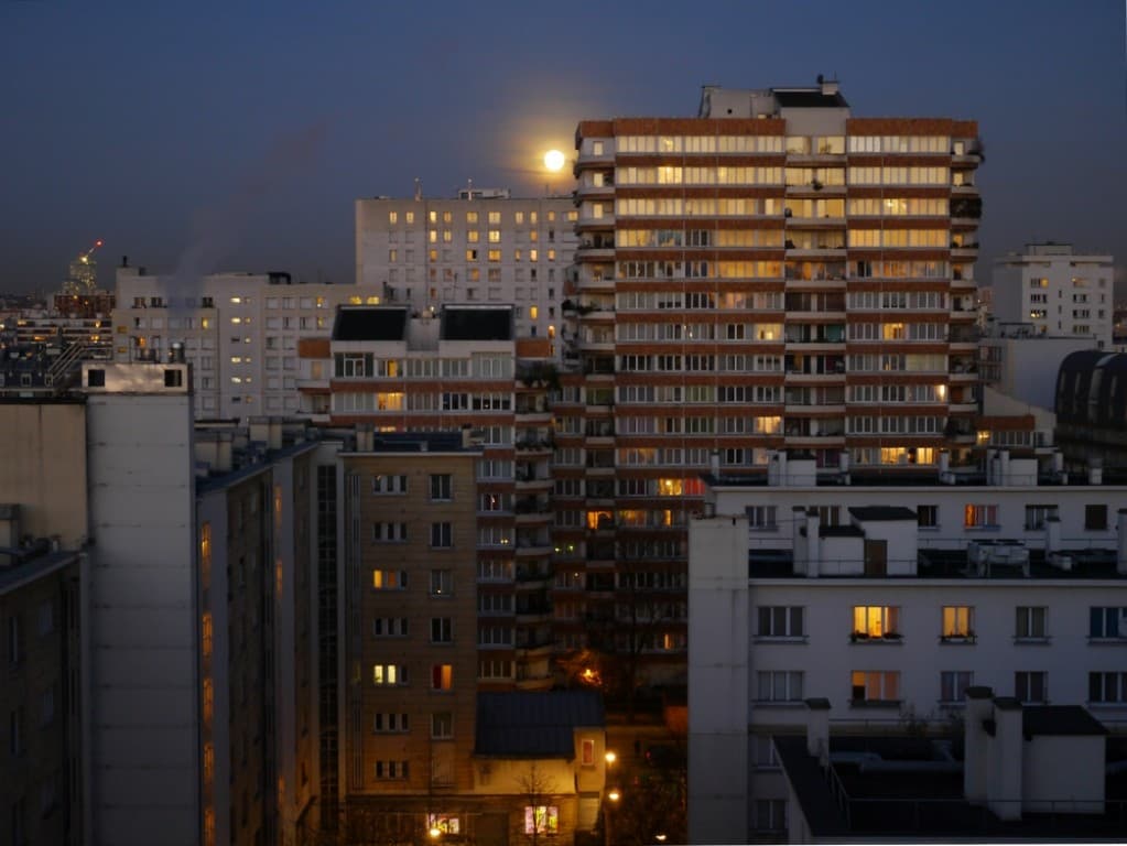 La lune en face, l'aube dans le dos.