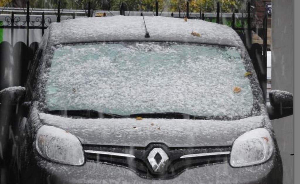 La neige commence à tenir sur la kangoo !