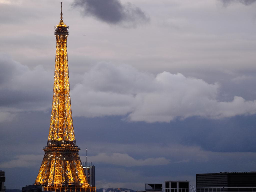 La Tour au crépuscule par un temps agité