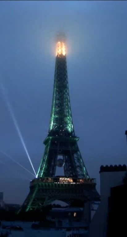 La Tour Eiffel prépare ses éclairage