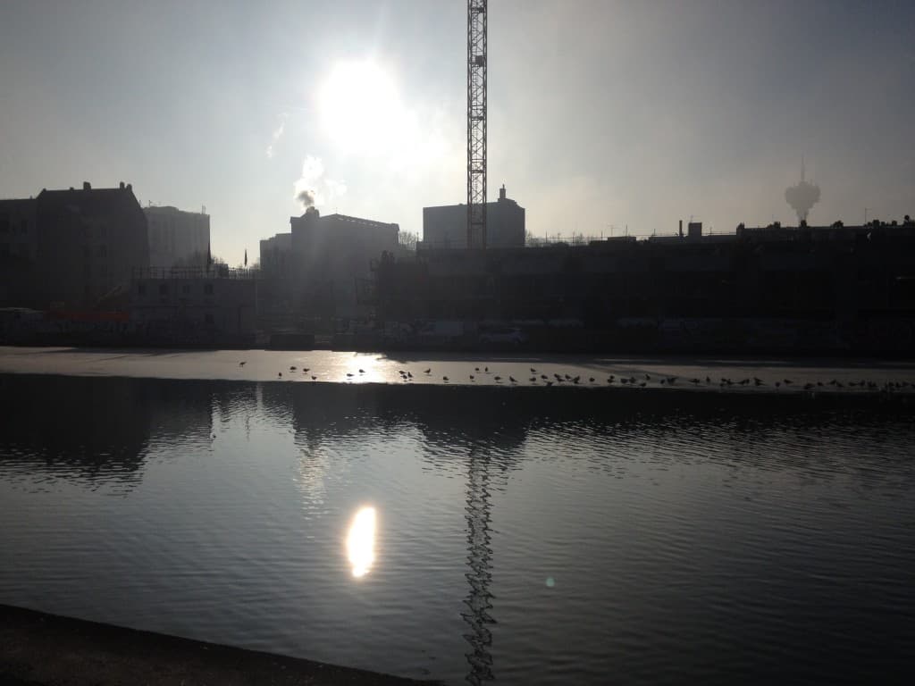 Le canal de l'Ourcq en partie gelé