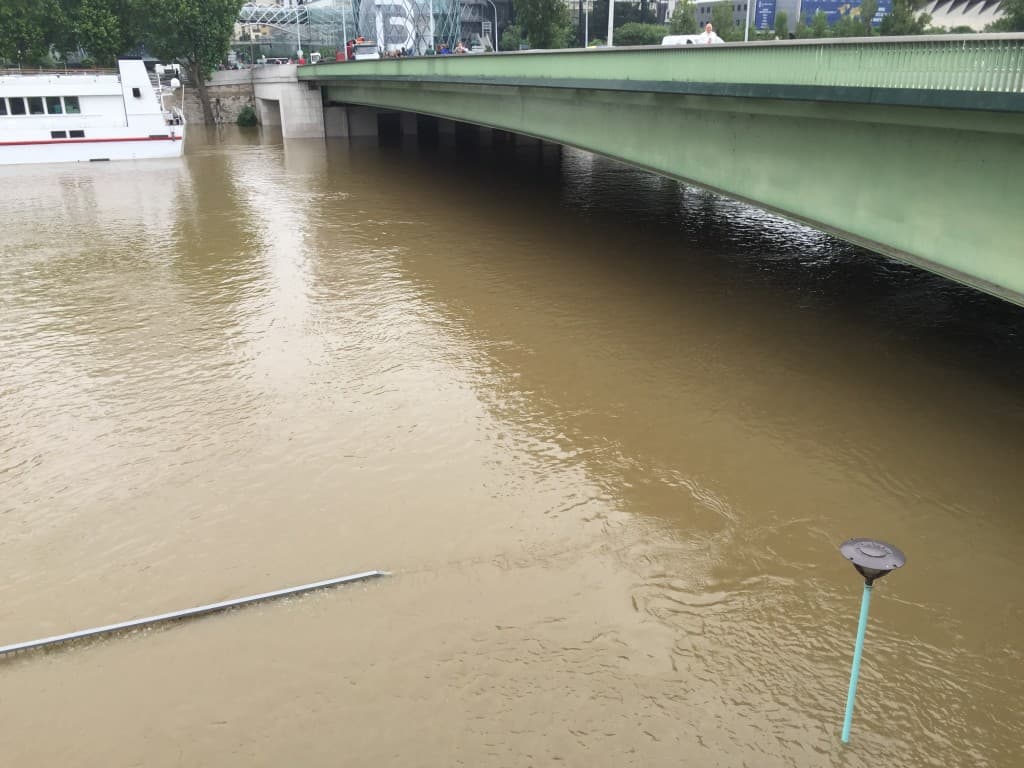 L'eau continue de monter - plus de 6m au pont d'Austerlitz