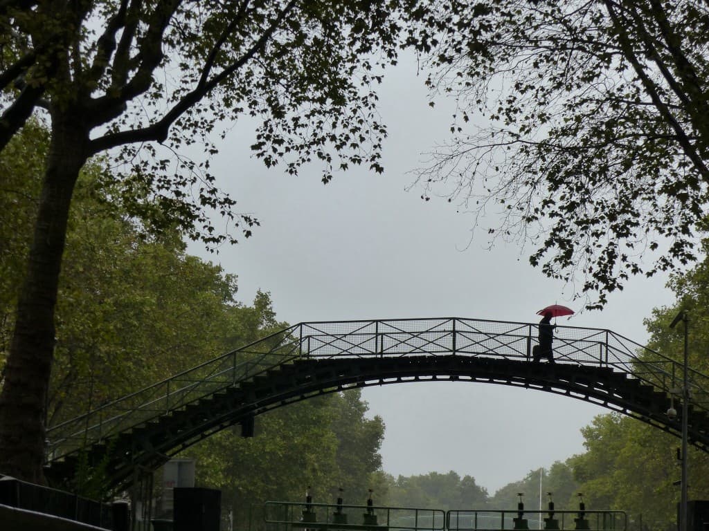 Le parapluie rouge