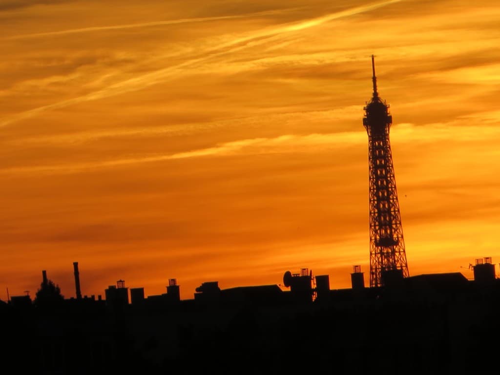 les toits de Paris et la Tour Eiffel