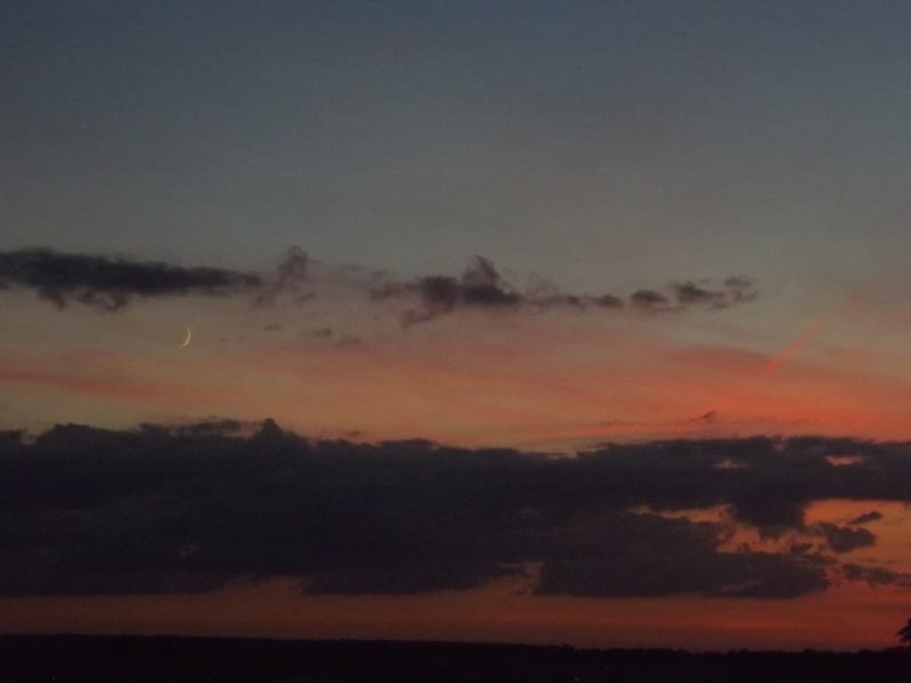 Lune croissante et nuit tombante