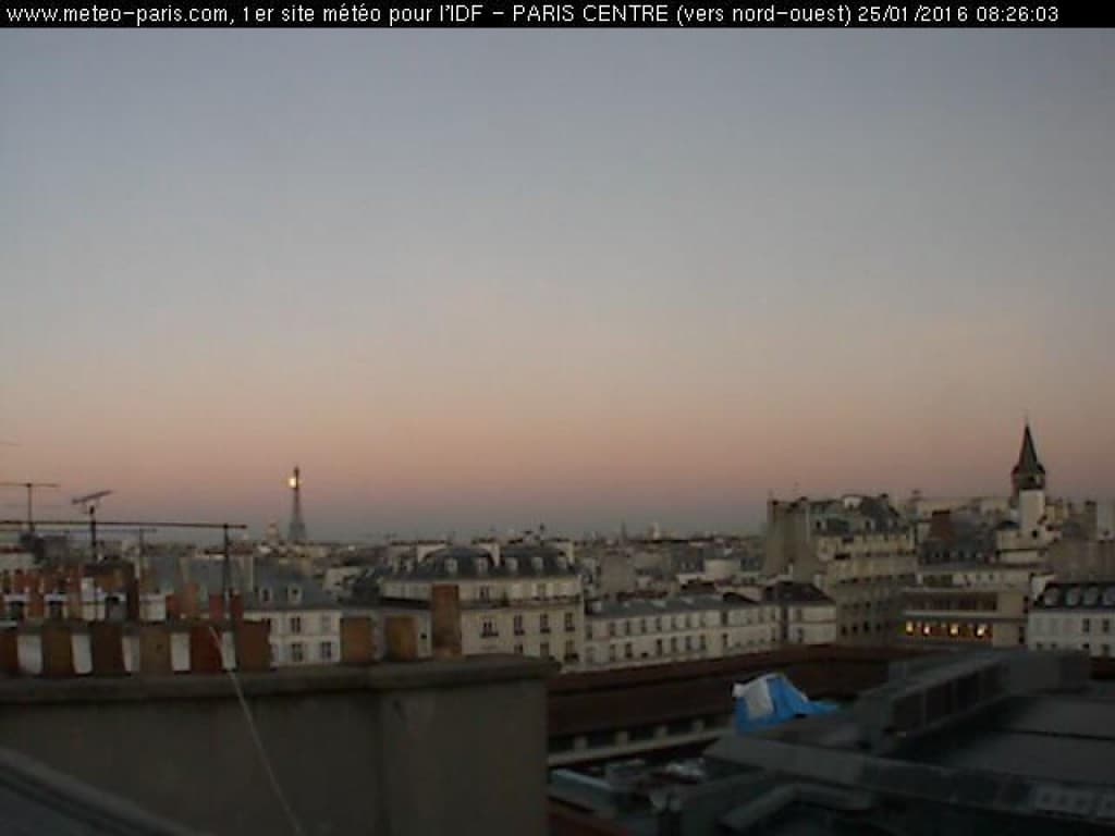 Lune derrière Tour Eiffel