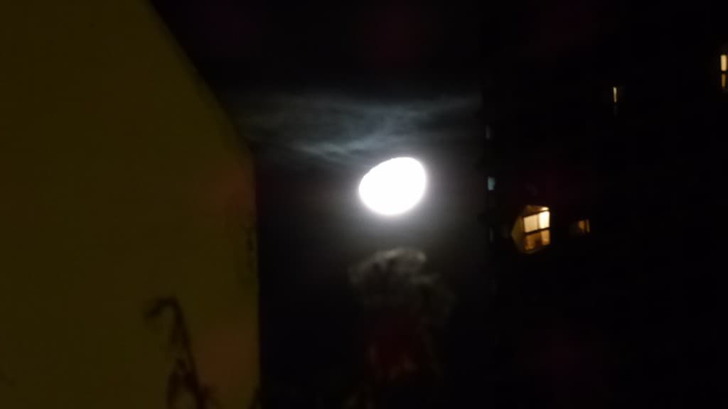 lune posée sur les tours