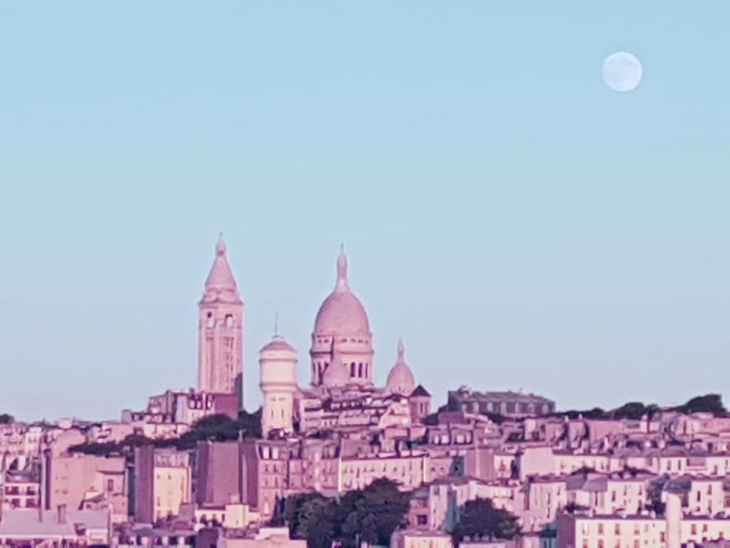 Montmartre encore avec sa lune