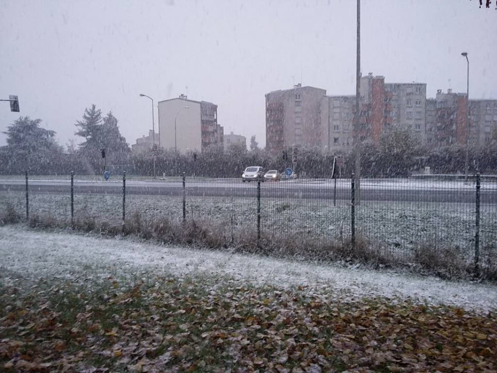 Neige tenant de plus en plus au sol 