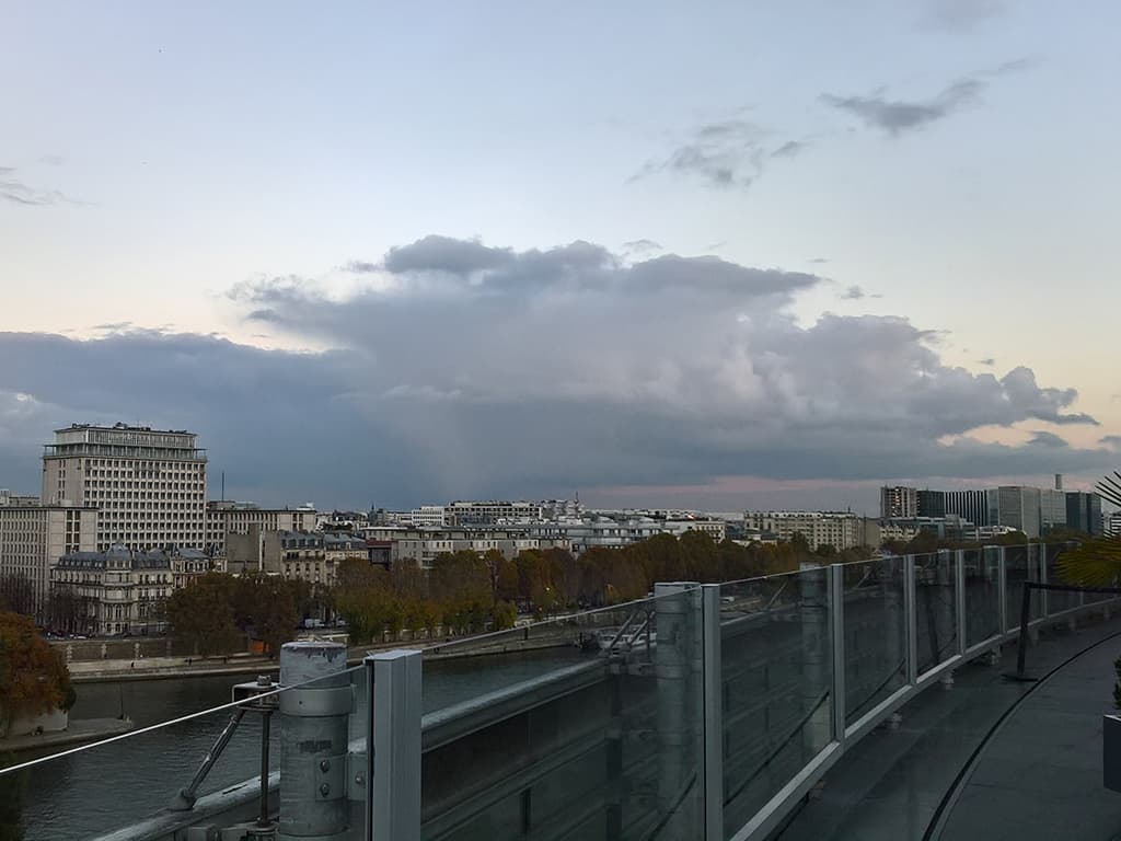 Nuage d'averse au-dessus de Paris