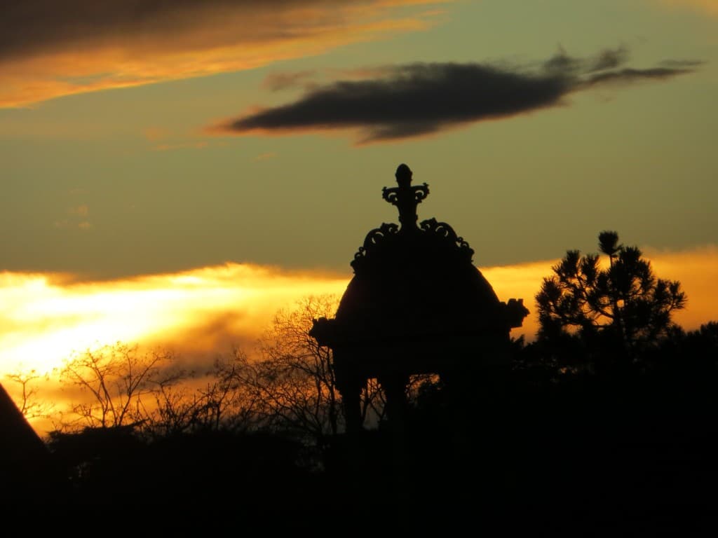 nuages sombres autour du temple d'amour
