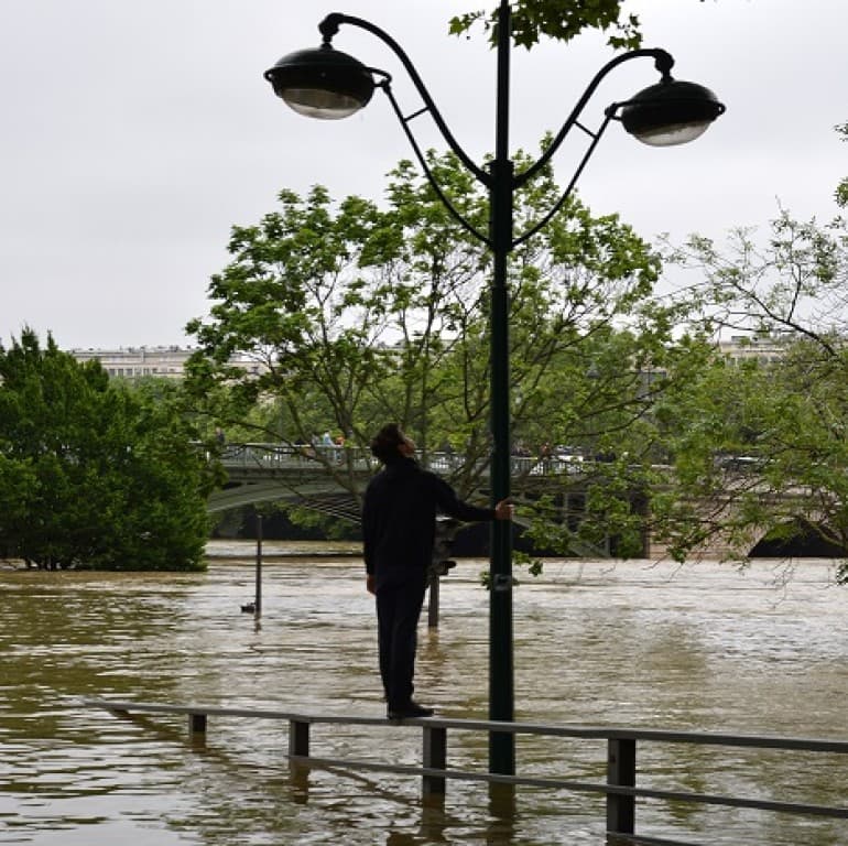 PARIS - FUNAMBULE SUR LA SEINE