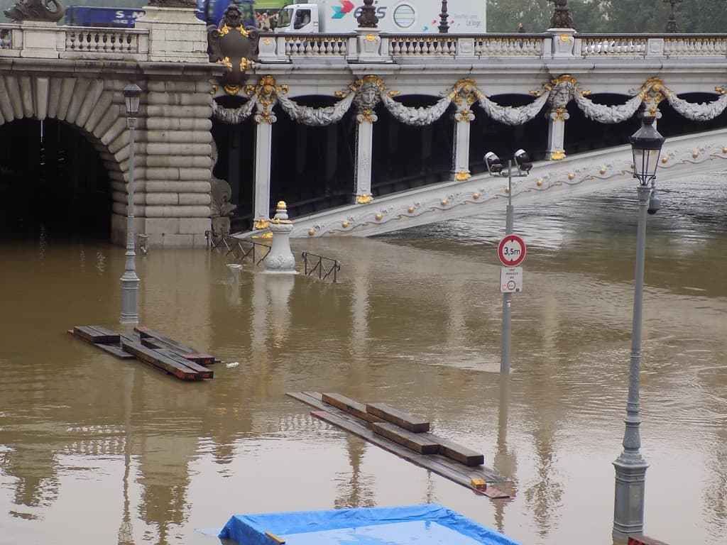 Seine en crue et berges inondées
