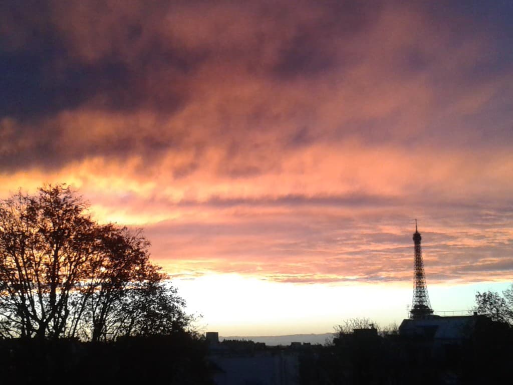 soirée orange sur la tour eiffel