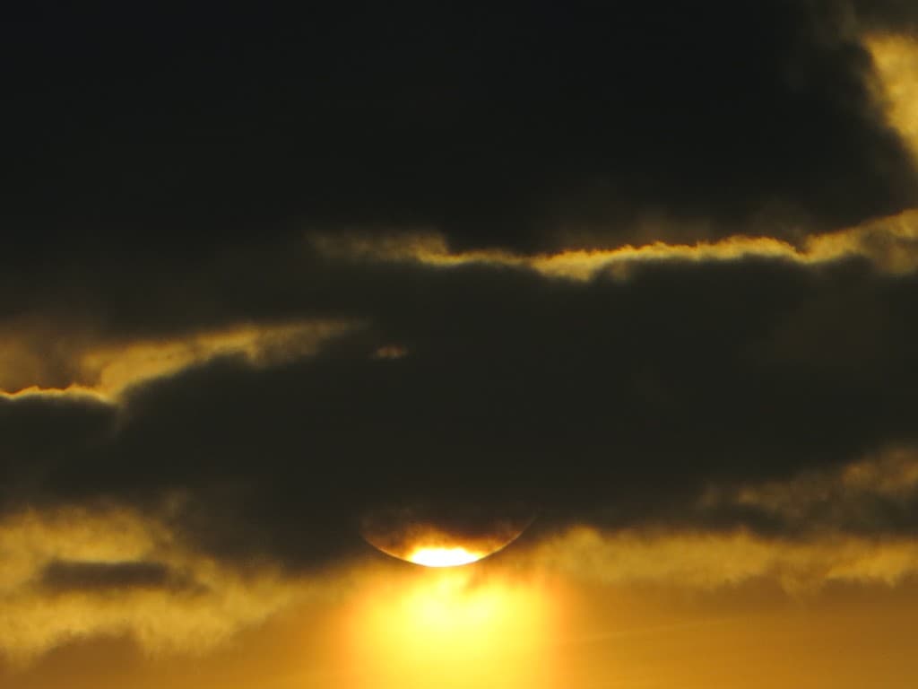 soleil sous les nuages