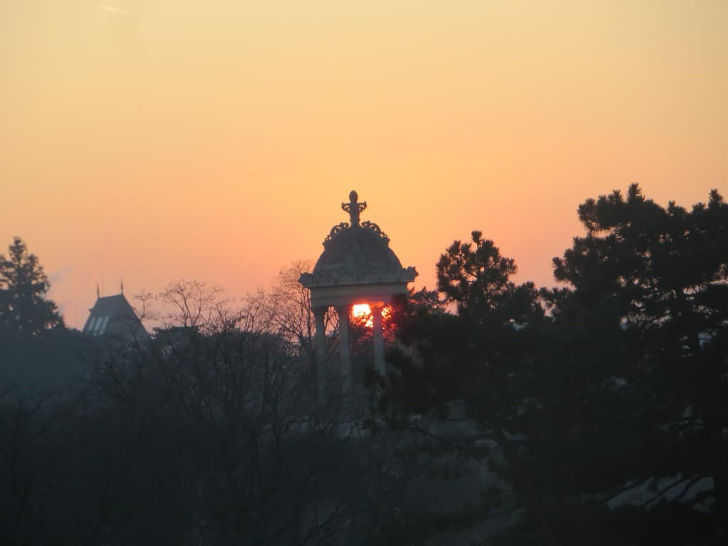soleil traverse le temple d'amour