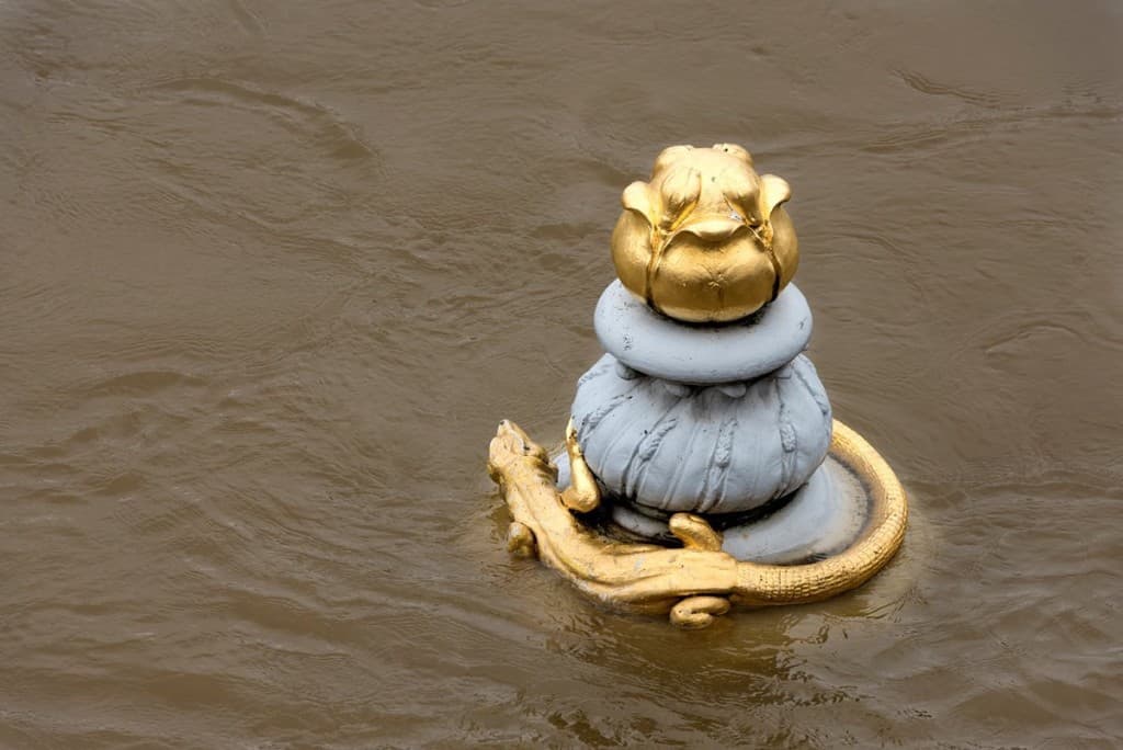Sous le pont Alexandre III
