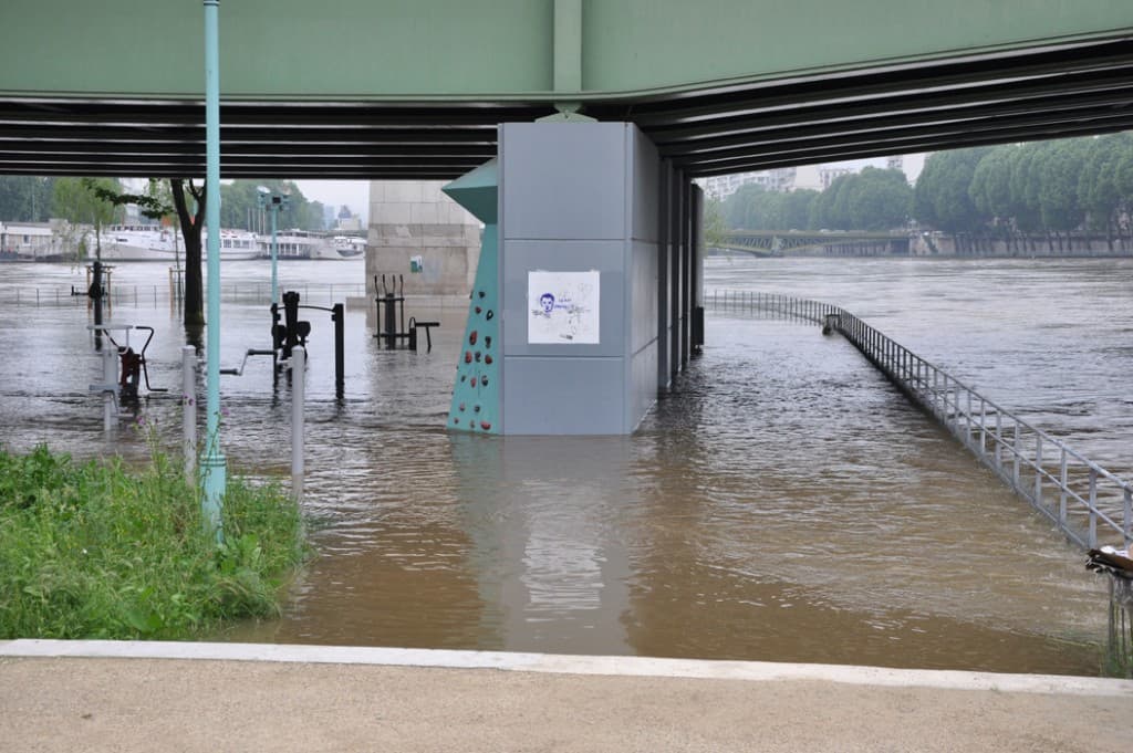 Sous le Pont de Grenelle...