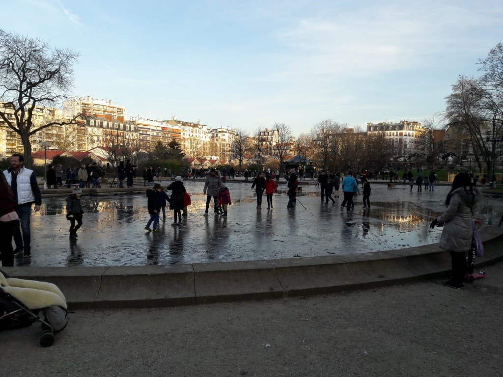 Bassin gelé au parc Georges Brassens 