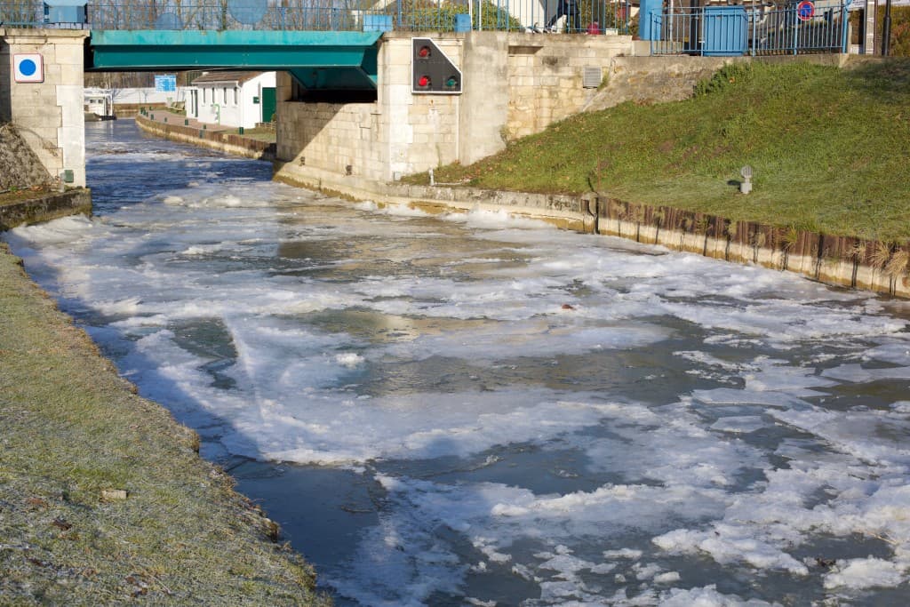 Canal de l'OURCQ gelé