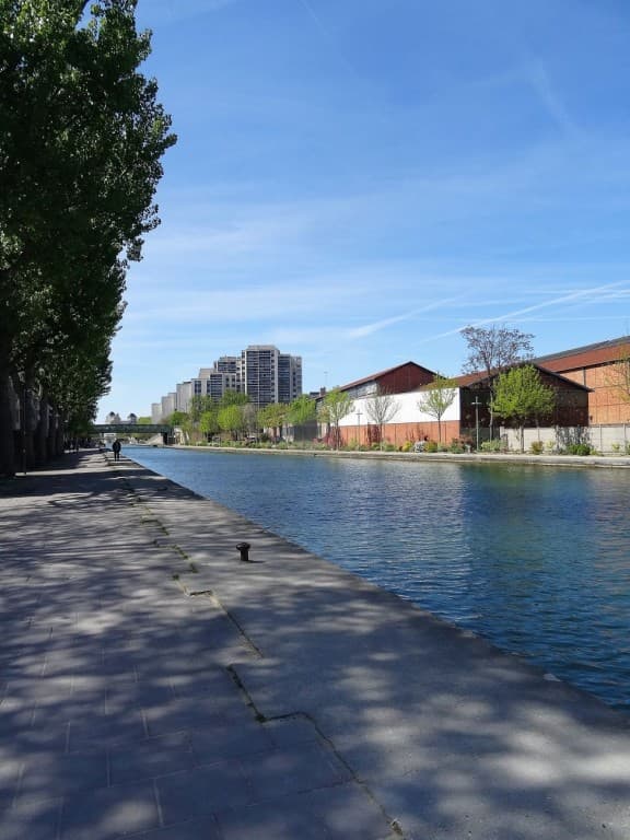 Ciel bleu canal de l'Ourcq 