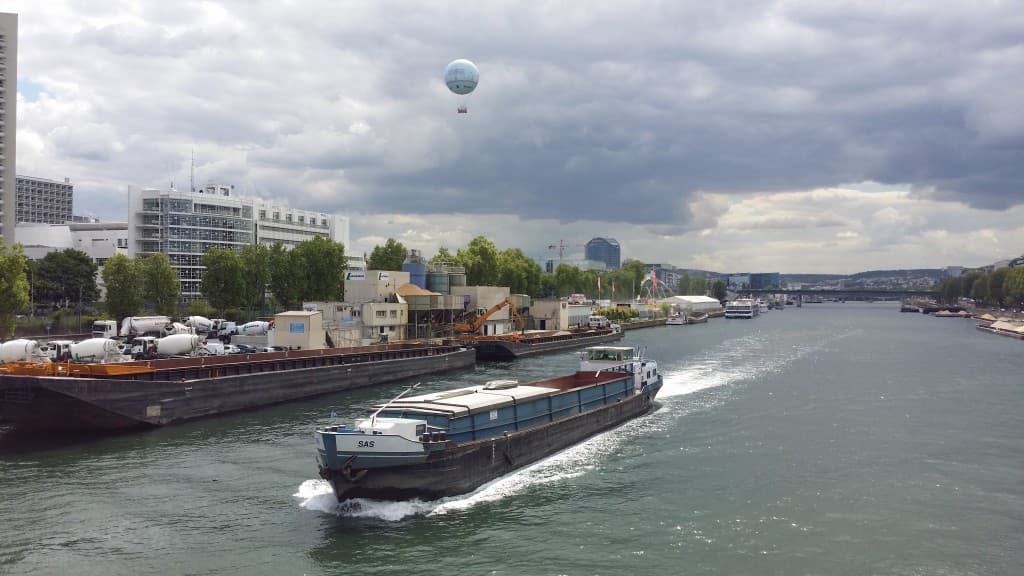 Ciel pluvieux, la Seine est sombre