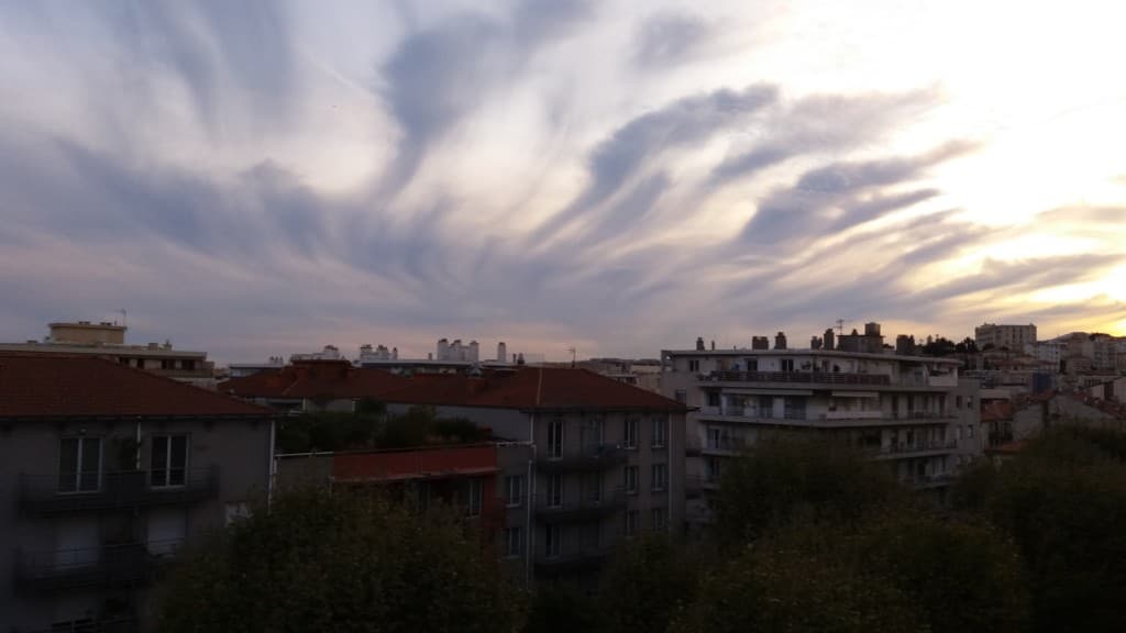 Drôles de nuages sur Nice 