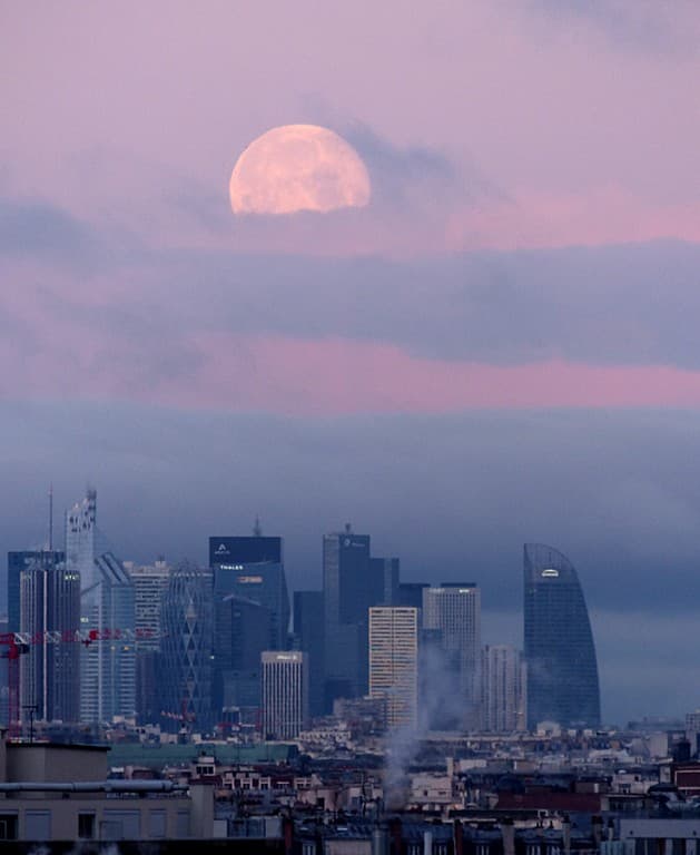 la lune se couche sur la Défense
