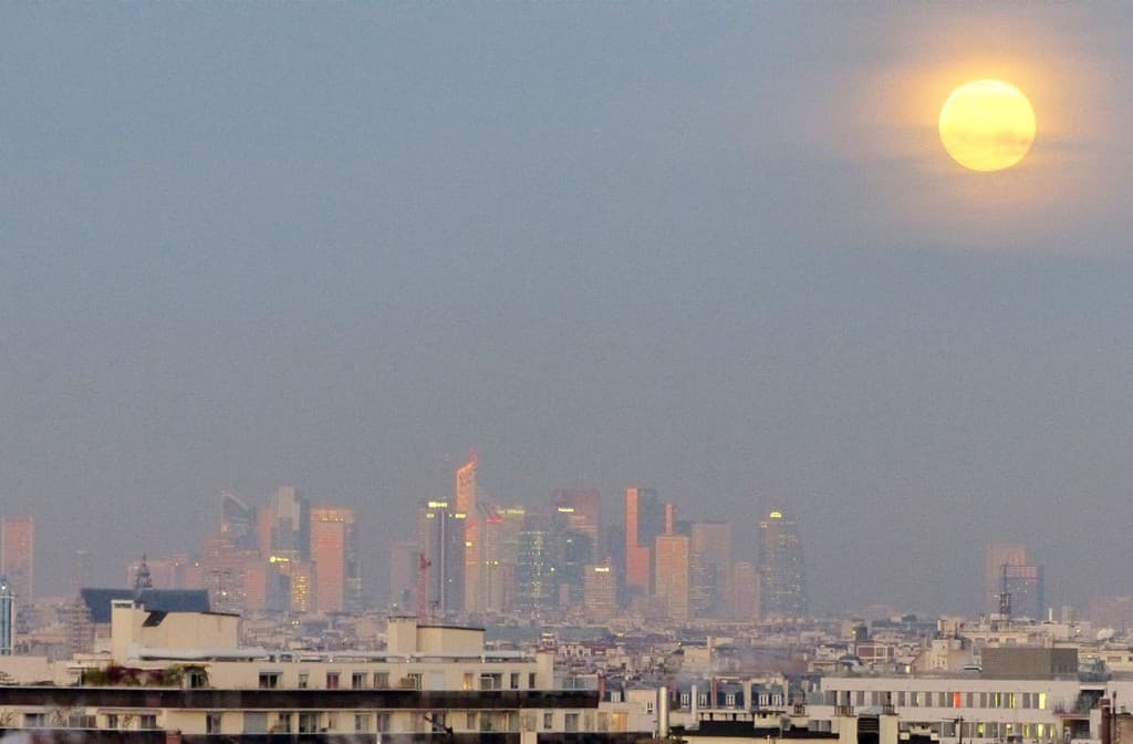 la lune va se coucher sur la Défense
