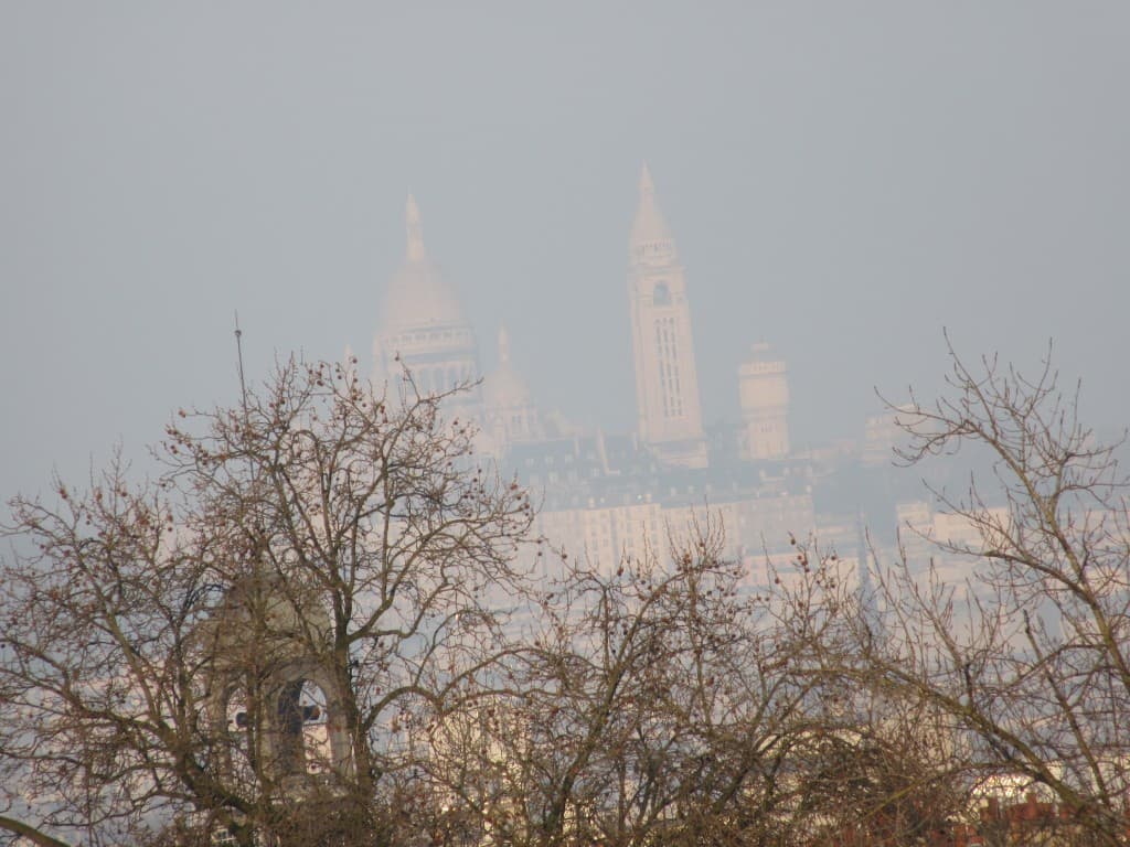 sacre coeur dans le brouillard du matin