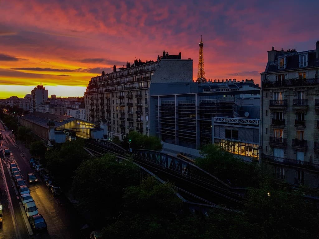 vue tour Eiffel nuit tombante
