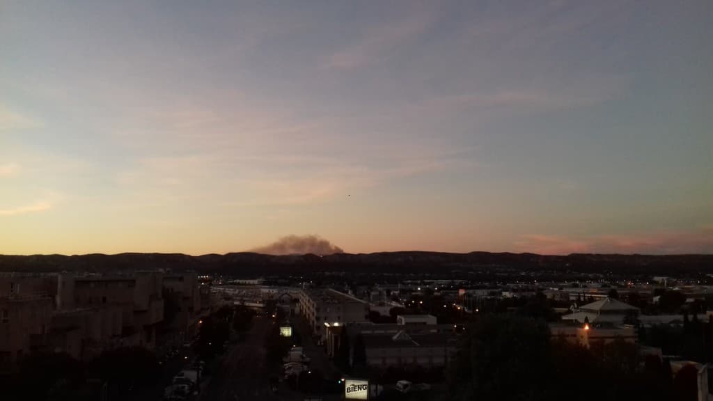 Beau temps au loin feu de colline