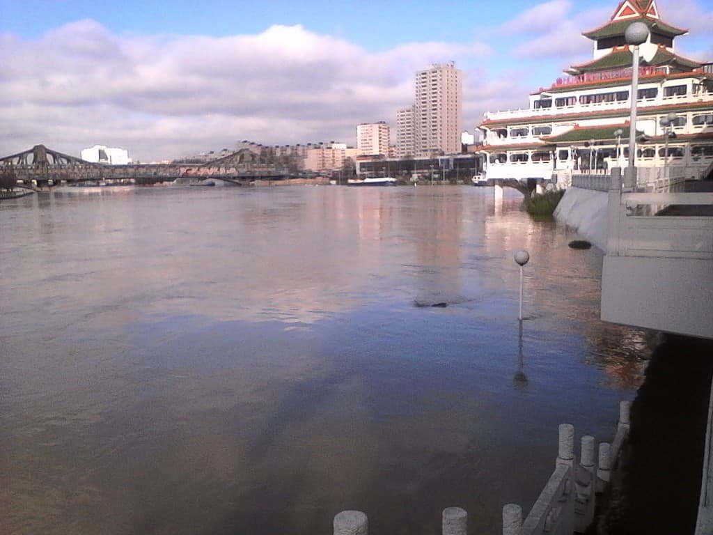 Chinagora les pieds dans l'eau 