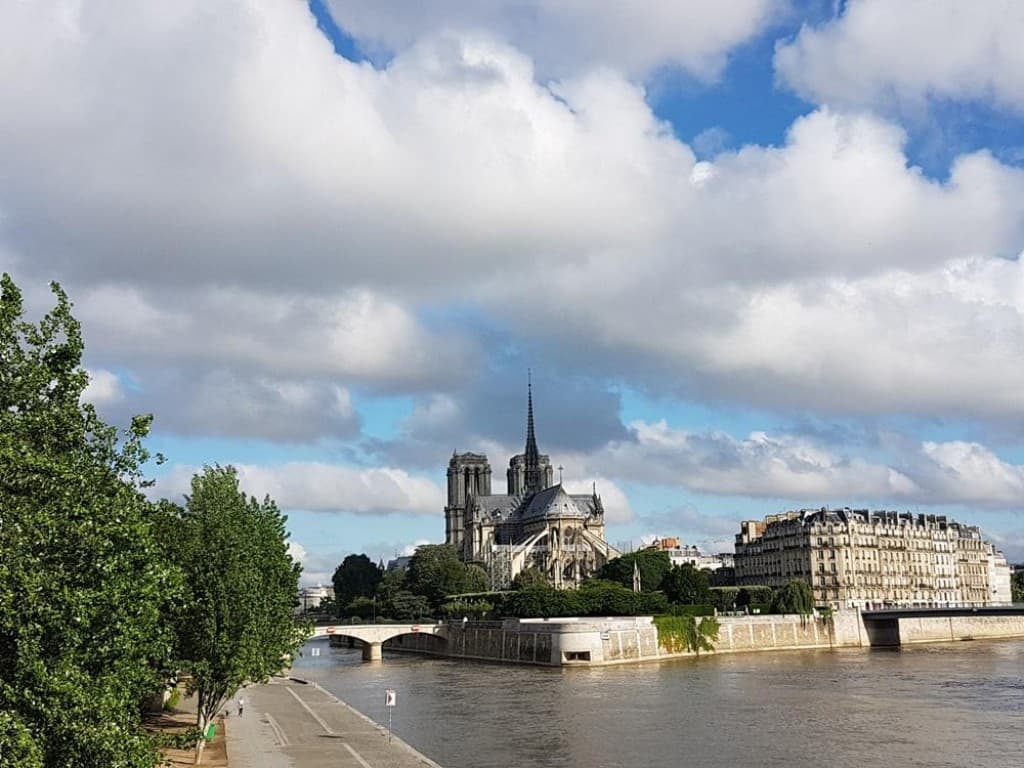 Ciel couvert au-dessus de Notre-Dame.