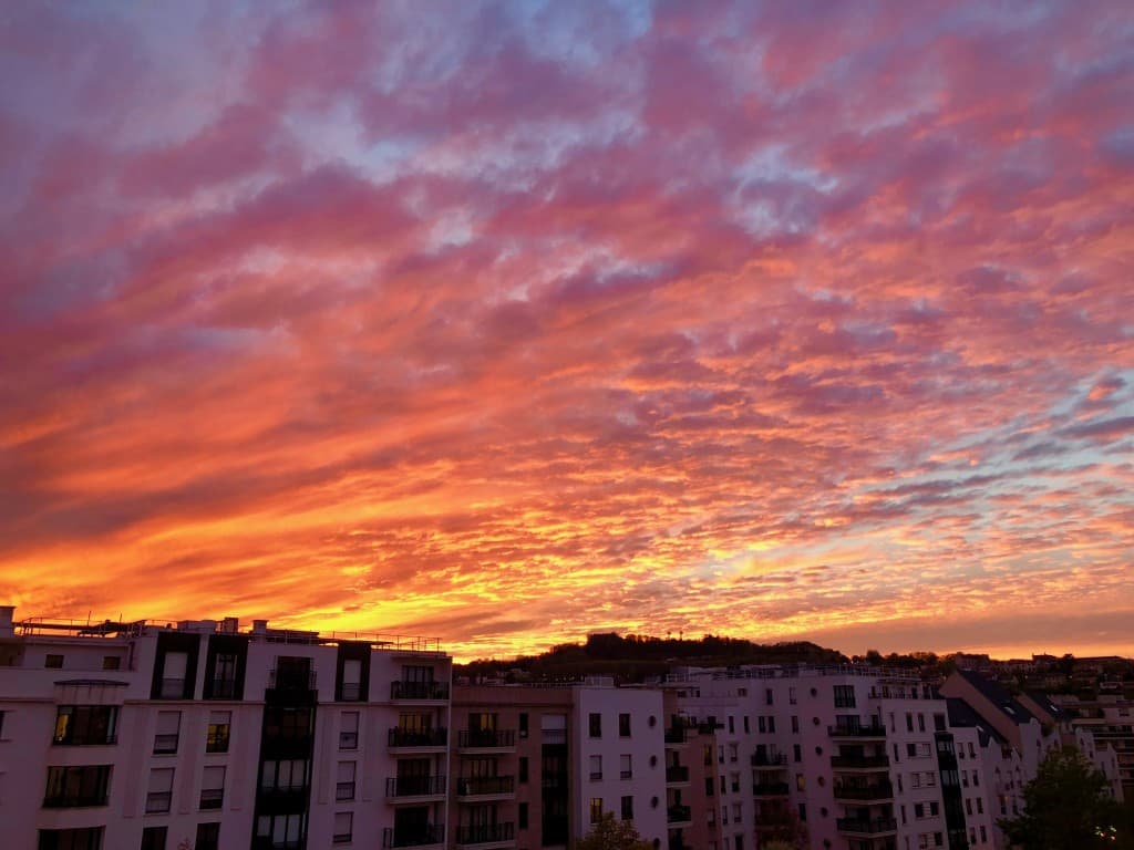 Ciel embrasé au-dessus du mont Valérien