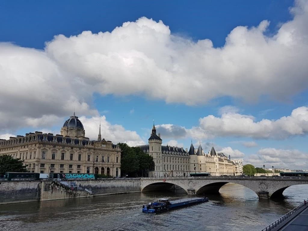 L'Île de la Cité sous les nuages.