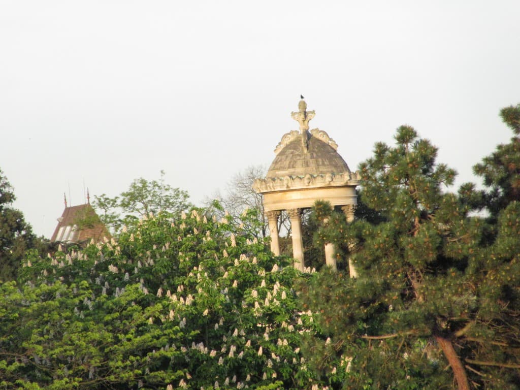 la nature enveloppe les beautés de Paris